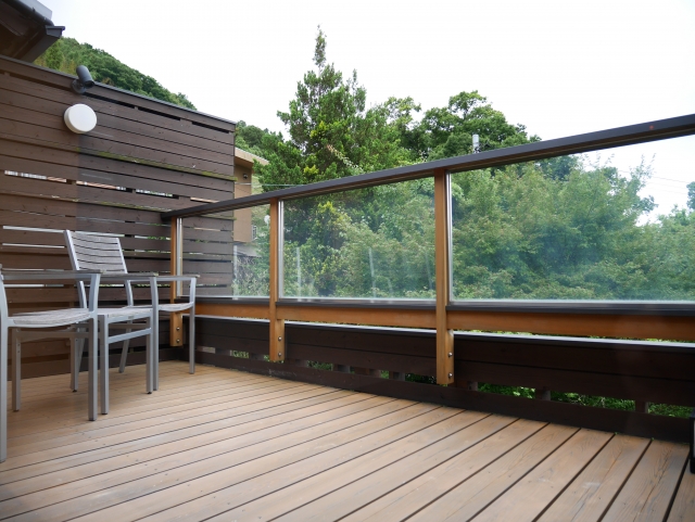 塗装をして自宅のウッドデッキを長持ちさせよう！塗料の選び方も紹介！